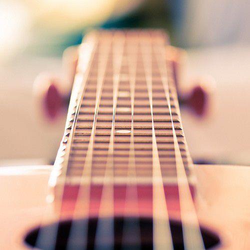 音乐从吉他声中流出仿佛世界都暂停了图片