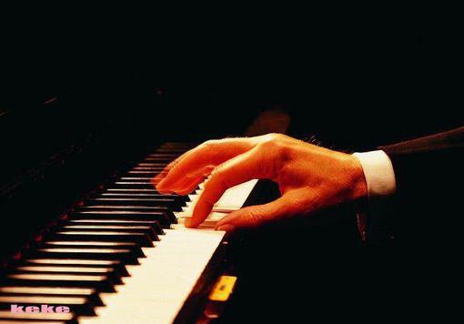 唯美弹起钢琴奏出音乐的那一瞬间你一定不知道你就是最美的天使图片