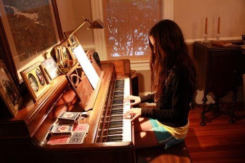 唯美弹起钢琴奏出音乐的那一瞬间你一定不知道你就是最美的天使图片