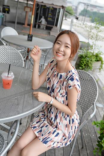 漂亮带上微笑去郊外踏青图片