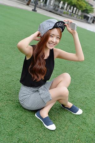 漂亮带上微笑去郊外踏青图片