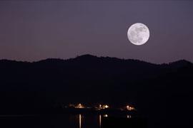 唯美流星划过的夜空月亮悬挂在空中陪伴着意境图片