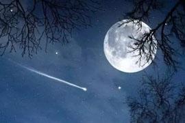唯美流星划过的夜空月亮悬挂在空中陪伴着意境图片