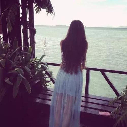 唯美一个人安静的海边背影真人，女生一个人望着大海的图片