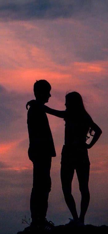 唯美夕阳西下晚霞情侣影子背景图，情侣背影意境真实图片