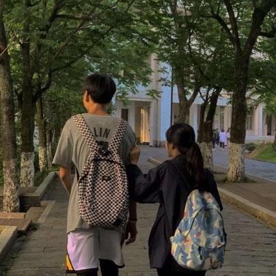 唯美情侣双人真实背影，情侣两人一对背影头像手牵手图片