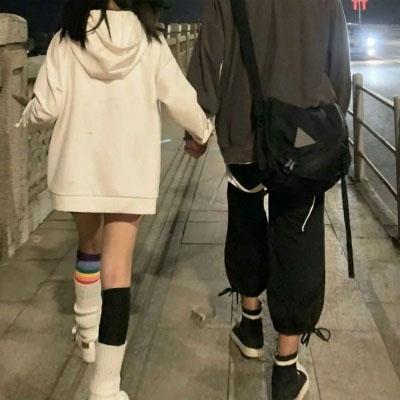 唯美情侣双人真实背影，情侣两人一对背影头像手牵手图片