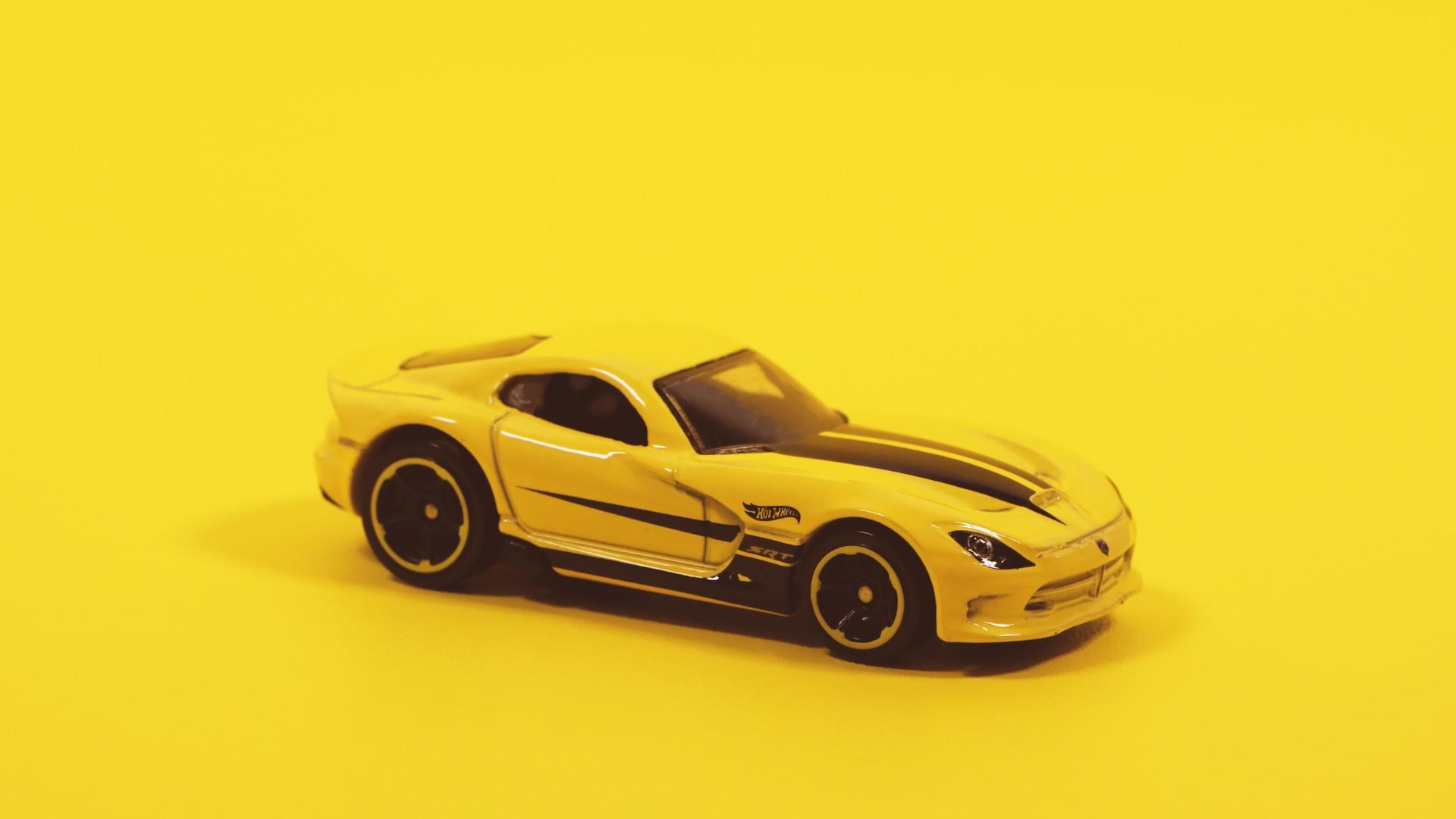 唯美精致可爱的玩具汽车图片桌面壁纸