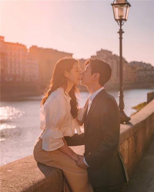 热恋中接吻的小情侣唯美街拍手机壁纸图片