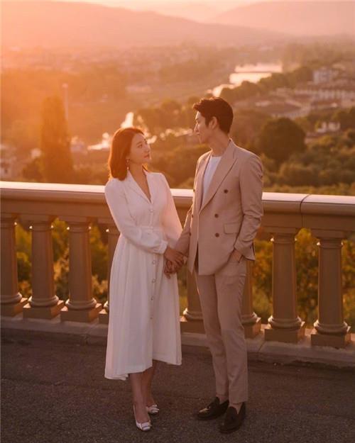 热恋中接吻的小情侣唯美街拍手机壁纸图片