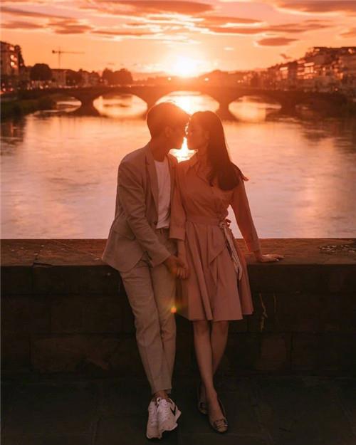 热恋中接吻的小情侣唯美街拍手机壁纸图片