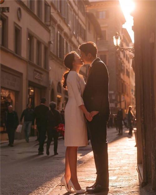 热恋中接吻的小情侣唯美街拍手机壁纸图片