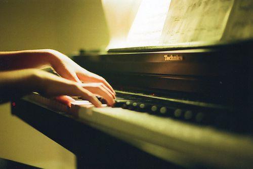 钢琴唯美文艺意境图片