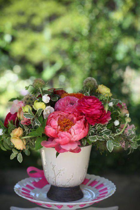 优美的园艺瓶插花图片