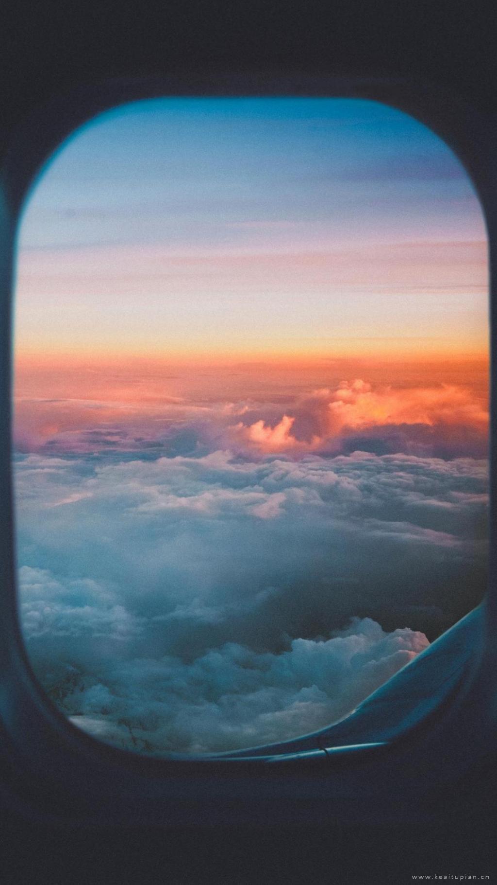 飞机窗外的云海霞光波涛起伏美丽风景图片