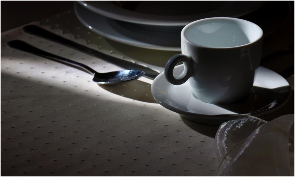 装着香醇浓厚的咖啡的精致被子唯美图片大全