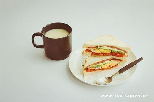 一组美味的西式早餐图片，摆盘简单却精致