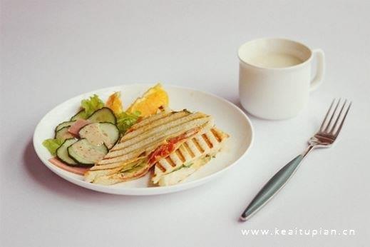 一组美味的西式早餐图片，摆盘简单却精致