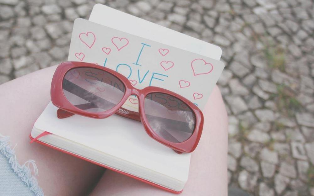 有意境的书籍笔记本复古滤镜图片