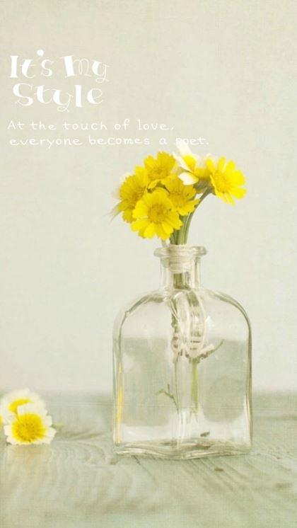 疲惫生活中的一点光亮-玻璃瓶中的黄色花束图片