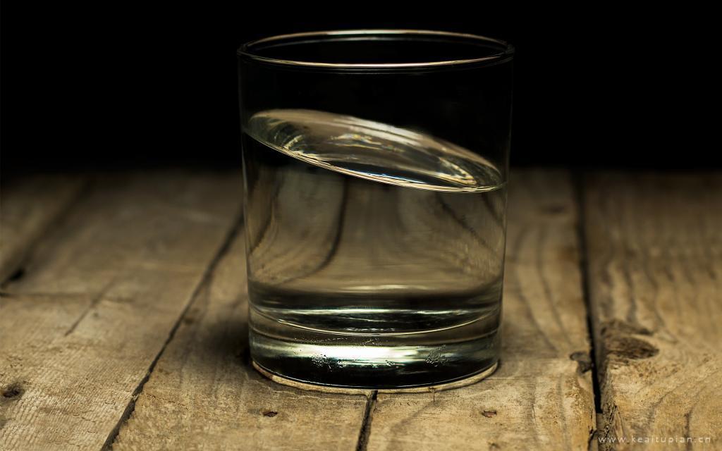 简单的一杯水图片_玻璃杯里的水图片
