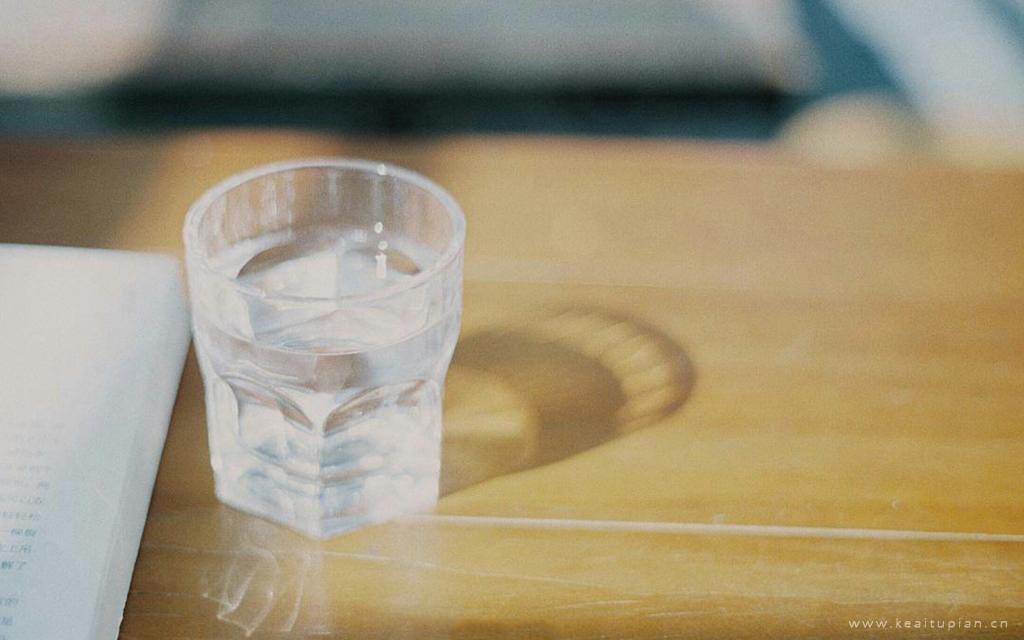 简单的一杯水图片_玻璃杯里的水图片