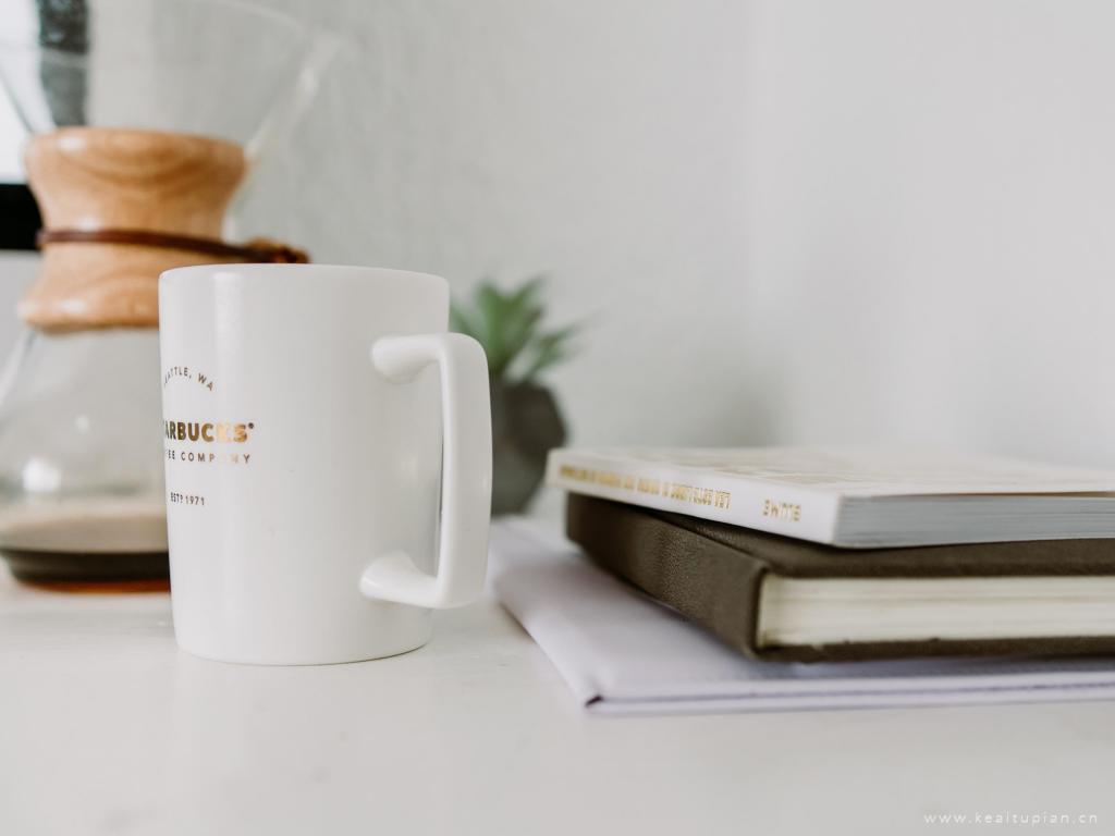 书籍、杯子盆栽等窗台物品日常生活图片