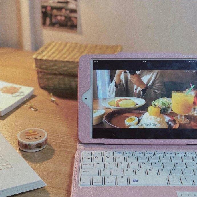 一个人在出租屋的精致生活朋友圈配图