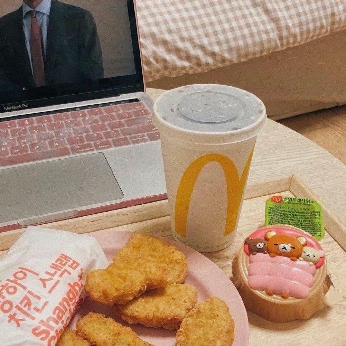 一个人在出租屋的精致生活朋友圈配图