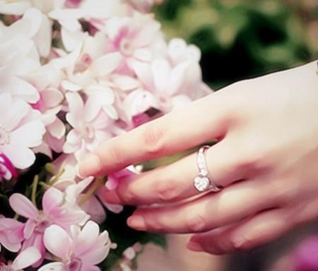 美丽的情侣戒指图片