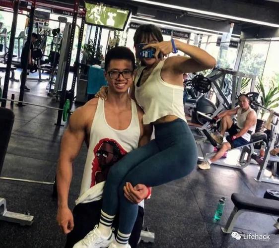 腹肌情侣图片 情侣练腹肌