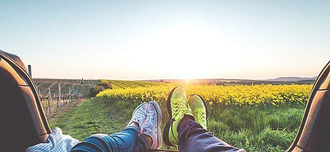 情侣旅行图 情侣图片风景