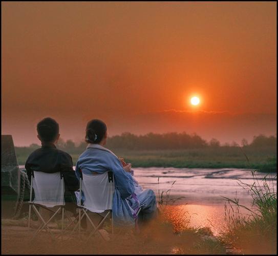 情侣一起看日出的图片 陪你一起看日出情侣图片