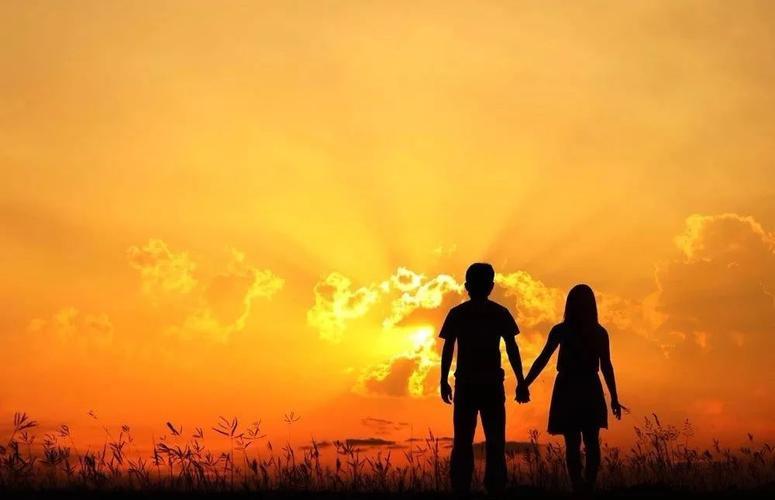 情侣一起看日出的图片 陪你一起看日出情侣图片