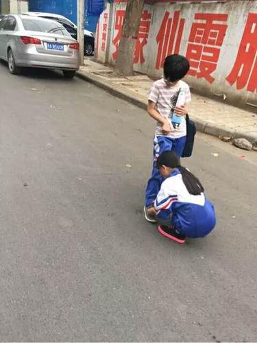 小学生情侣图片 小孩子情侣图片