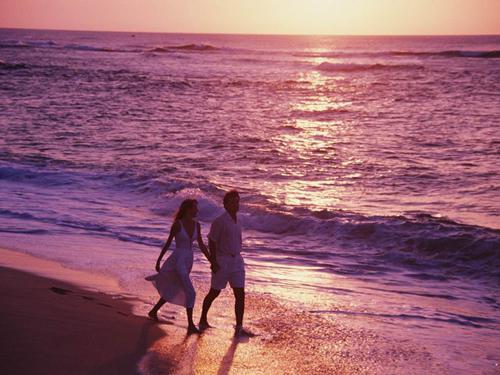 情侣海边图 一对情侣在海边的图片
