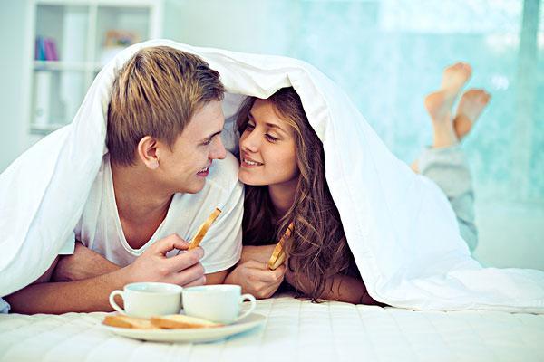 情侣玩耍图片 情侣开心图片