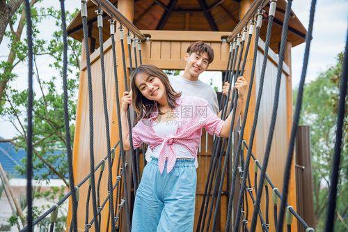 情侣玩耍图片 情侣开心图片