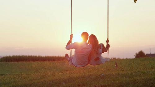 情侣玩耍图片 情侣开心图片