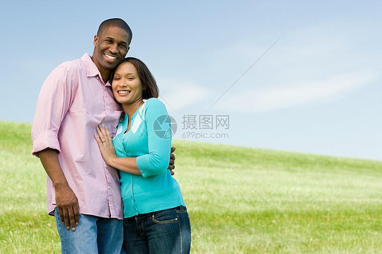 情侣玩耍图片 情侣开心图片