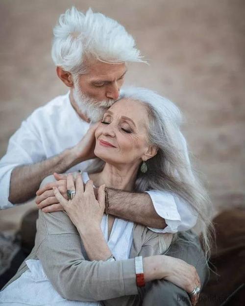 温馨的老年人情侣图片 老人温馨爱情图片