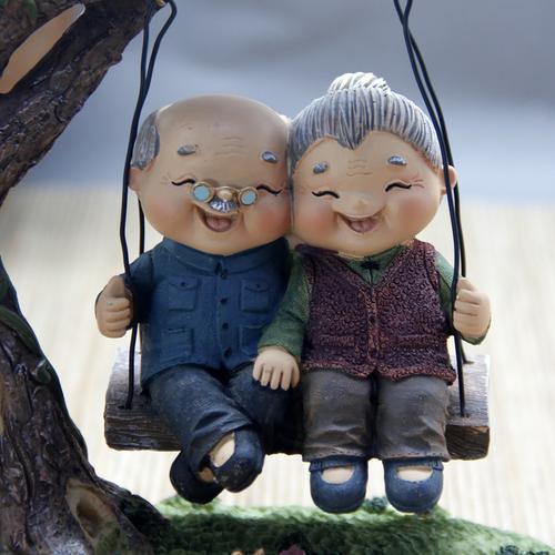 温馨的老年人情侣图片 老人温馨爱情图片