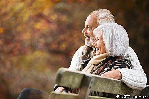 温馨的老年人情侣图片 老人温馨爱情图片