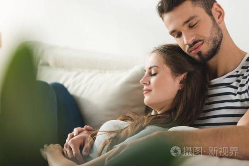 情侣抱在一起睡觉图片 抱在一起睡觉的图片
