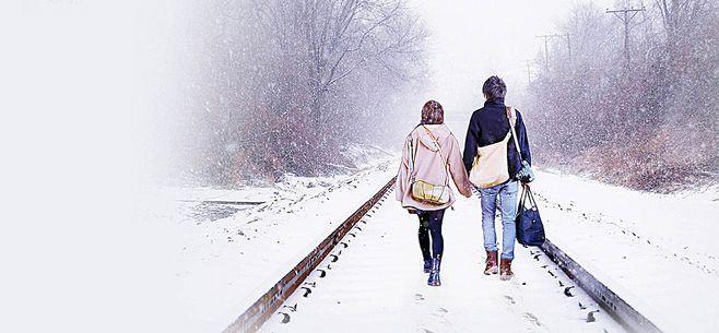 情侣雪地图片 情侣在雪地牵手图片