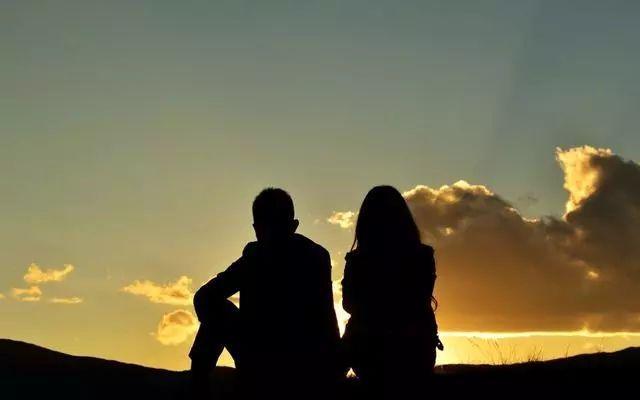 图片背影情侣 一对情侣的照片背影