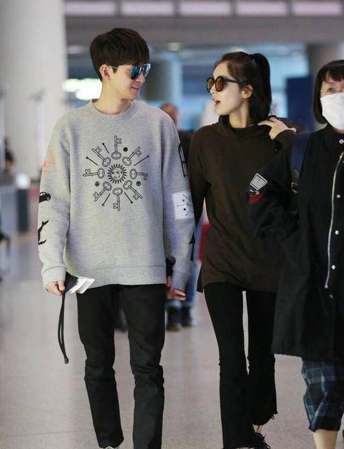 机场情侣牵手图 情侣牵手图片真实照片