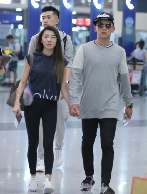 机场情侣牵手图 情侣牵手图片真实照片