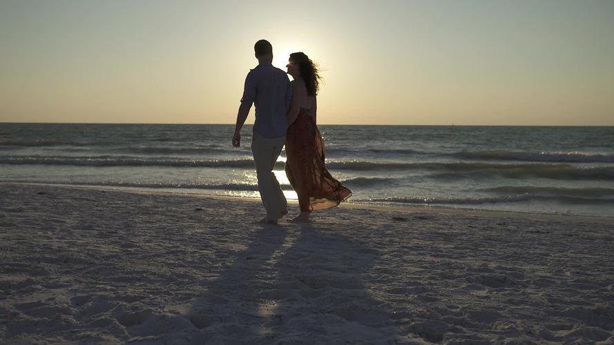 情侣在海边图片 海边风景图片情侣背影