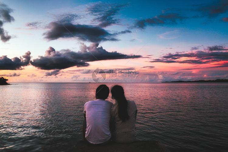 情侣在海边图片 海边风景图片情侣背影